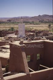 Image du Maroc Professionnelle de  Paysage du Sud sur la vallée, au premier plan les toits des maisons de la Kasbah de  Ouarzazate où résident la population berbères du sud du Maroc, le Samedi 23 Août 1997. (Photo / Abdeljalil Bounhar)